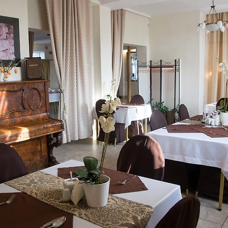 Palacyk W Pakosci Hotel Εξωτερικό φωτογραφία