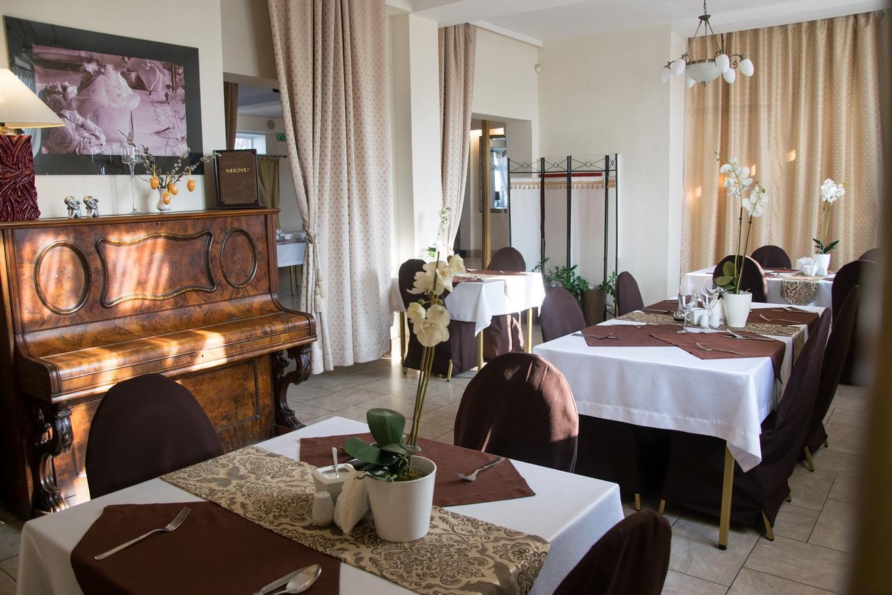 Palacyk W Pakosci Hotel Εξωτερικό φωτογραφία